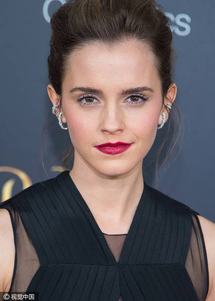 《美女與野獸》紐約首映 艾瑪·沃森鏤空露背長裙亮相