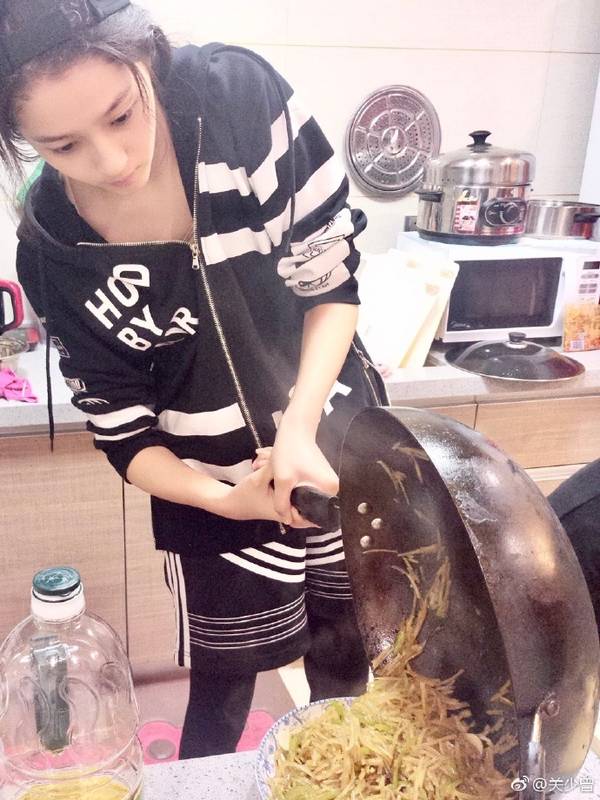 關(guān)曉彤為爸爸做菜 卻被網(wǎng)友看出了小心機