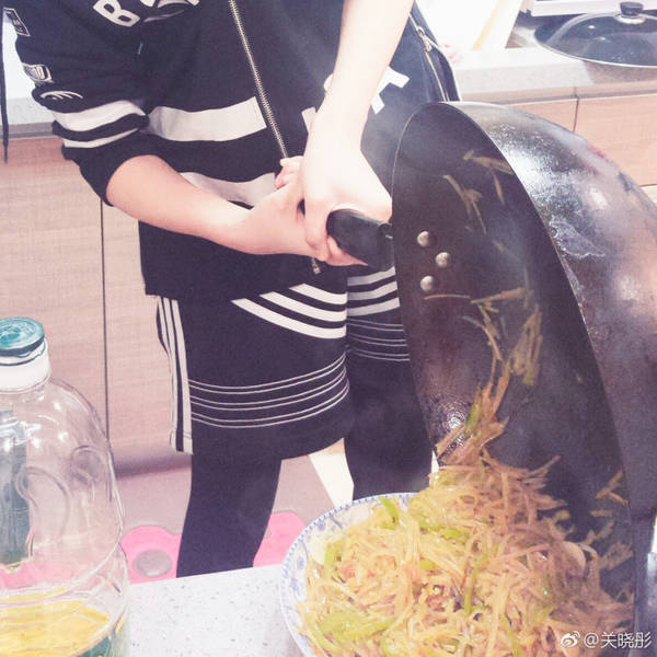 關曉彤為爸爸做菜 卻被網友看出了小心機