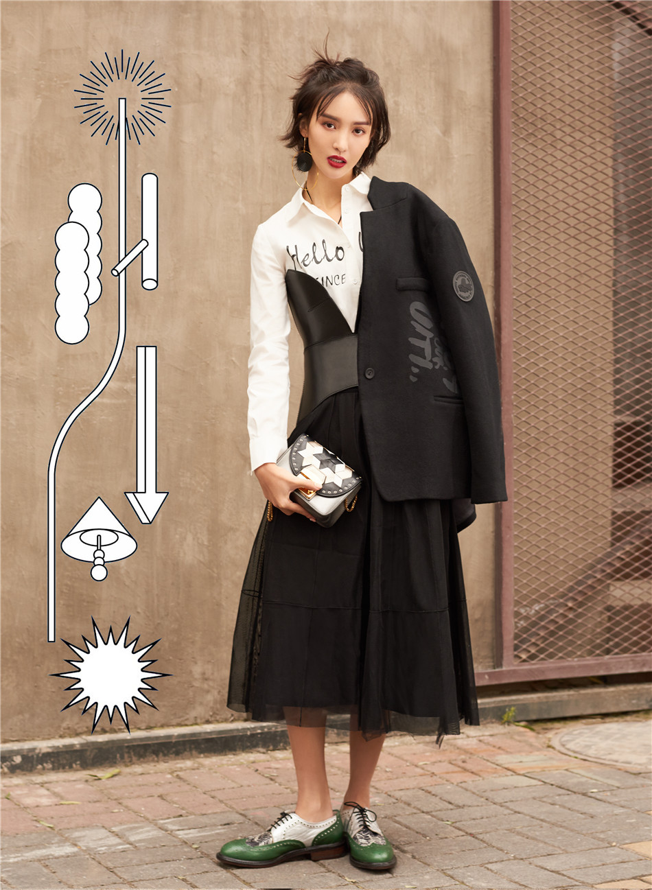 鬼馬金晨英倫復古look秀長腿帶你一起喚醒女王范