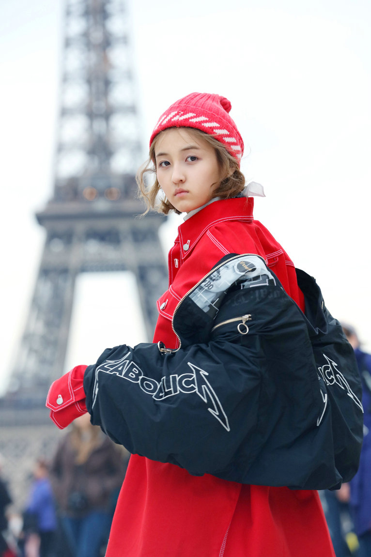 張子楓巴黎街拍上線 鐵塔之下享受陽(yáng)光與美食