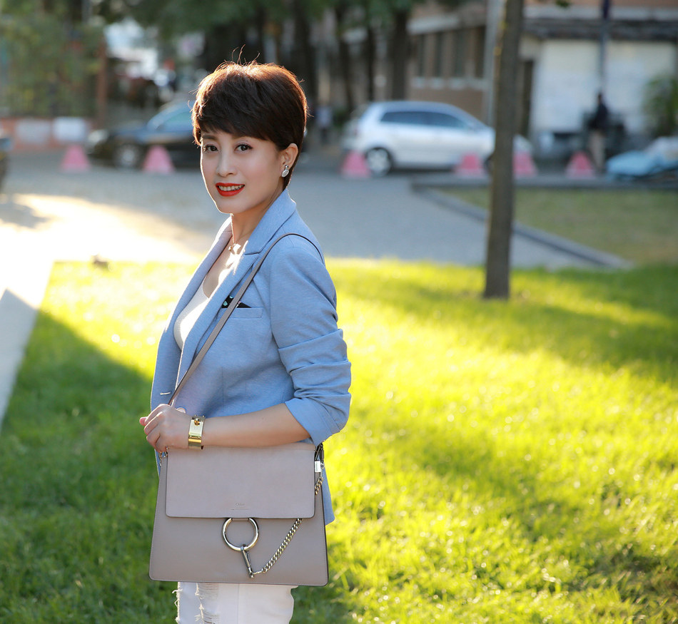 趙倩春日街拍曝光 優(yōu)雅如蘭氣場十足