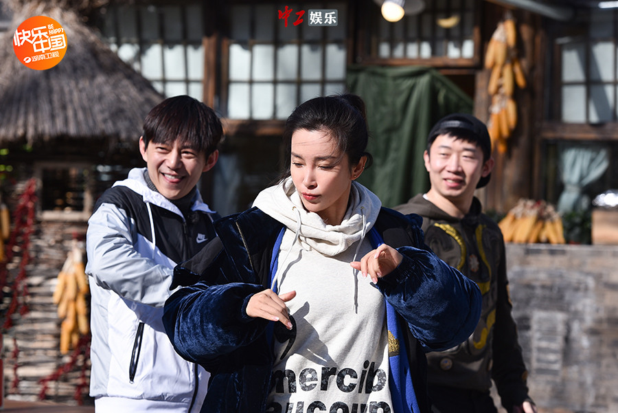 《向往的生活》李冰冰何炅鄉(xiāng)村尬舞活力十足 楊迪上場(chǎng)畫風(fēng)跑偏