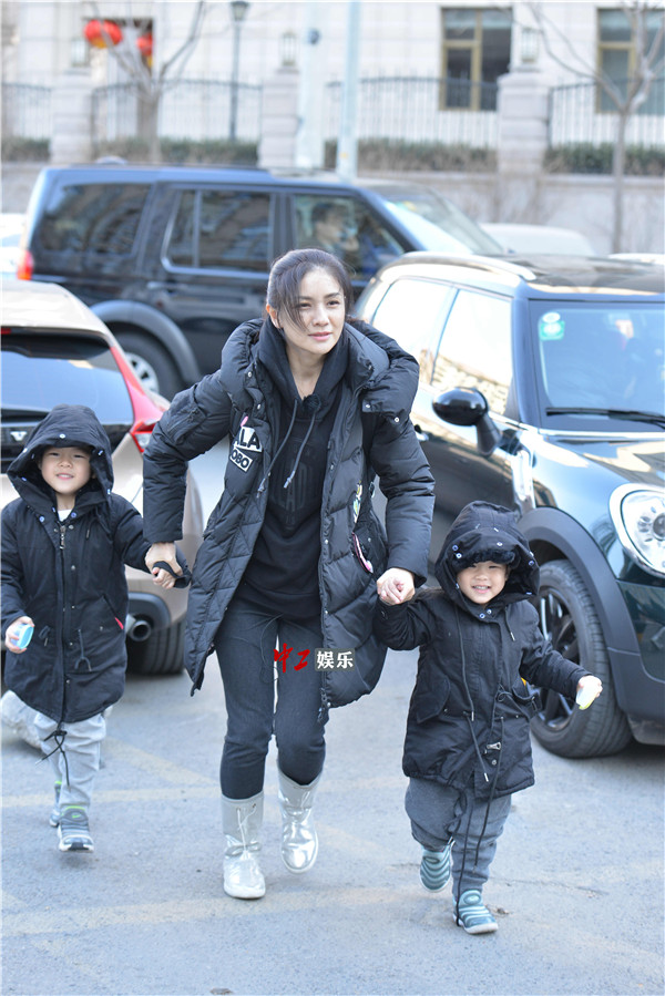 胡可曬素顏斗圖放飛自我 網(wǎng)友：沙溢快來出大事啦！