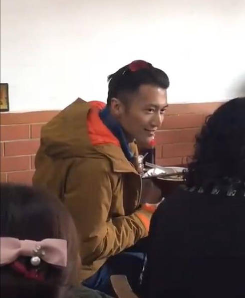 網友曝謝霆鋒北京小店吃鹵煮 和旁桌大媽聊嗨了