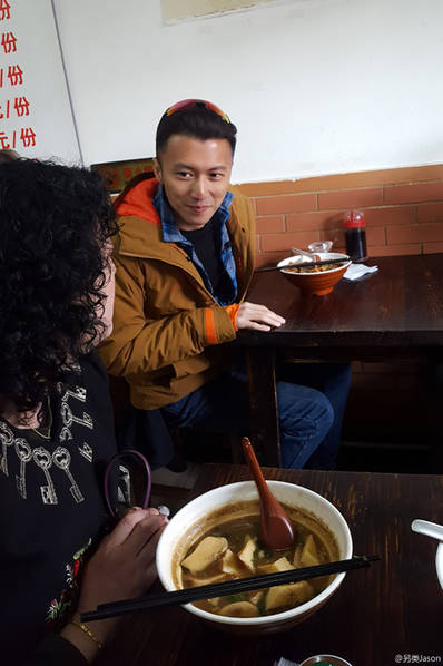 網(wǎng)友曝謝霆鋒北京小店吃鹵煮 和旁桌大媽聊嗨了