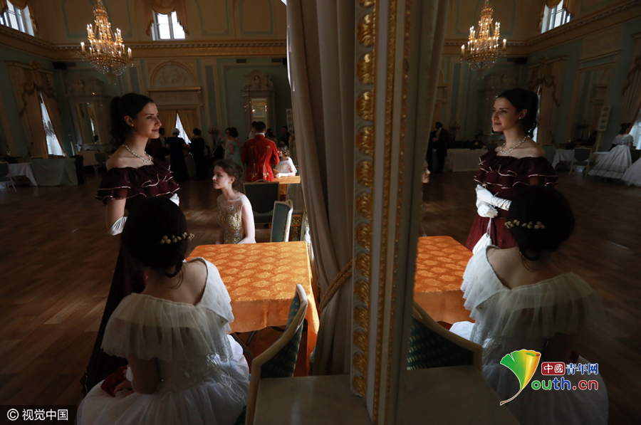 圣彼得堡舉辦復古舞會 帥哥美女“穿越”19世紀