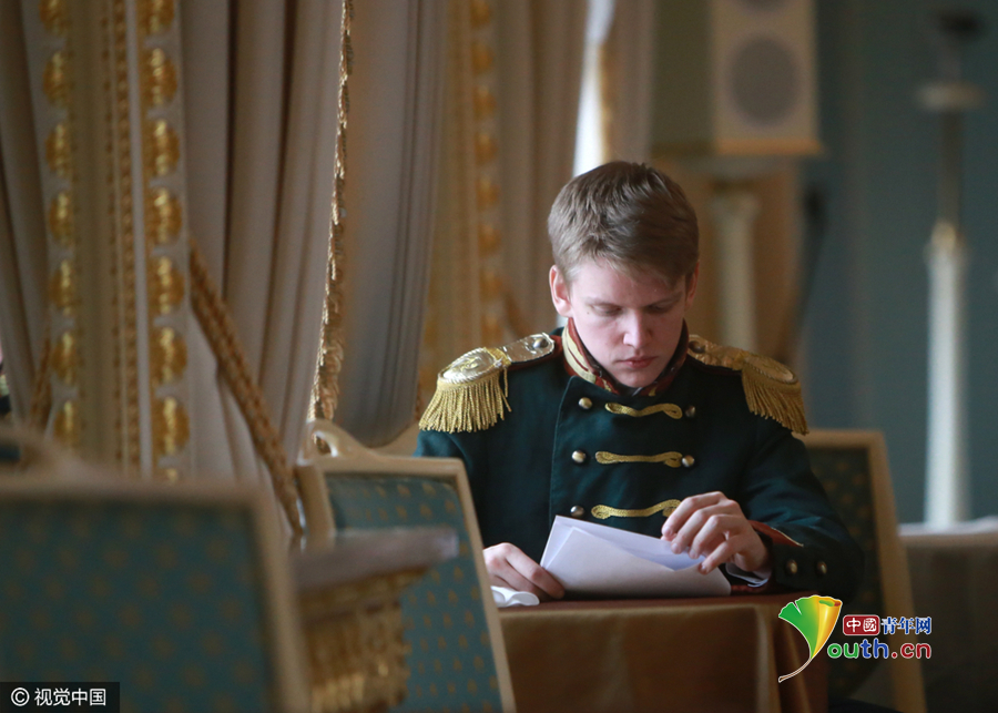 圣彼得堡舉辦復古舞會 帥哥美女“穿越”19世紀