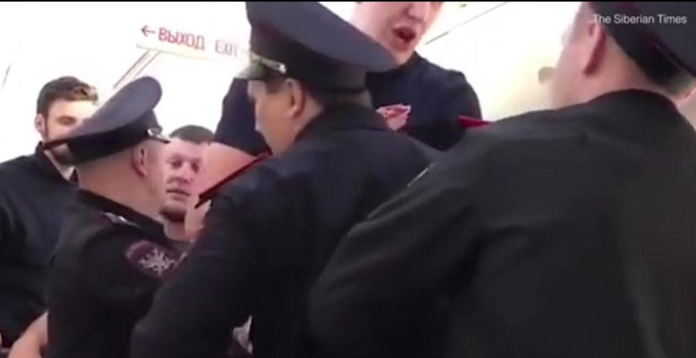 有大長腿是我錯咯？俄2.13米男子因長腿被趕下飛機