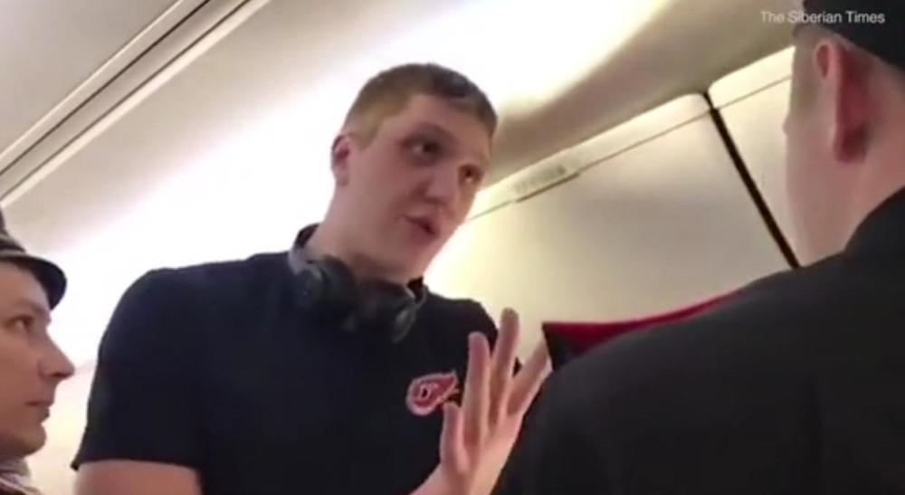 有大長(zhǎng)腿是我錯(cuò)咯？俄2.13米男子因長(zhǎng)腿被趕下飛機(jī)