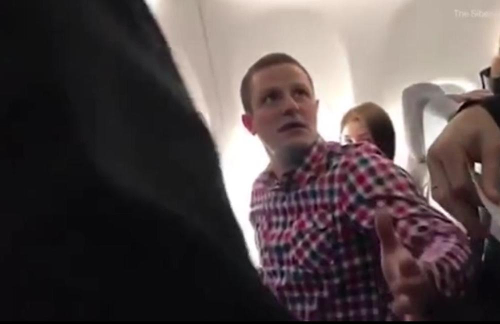 有大長腿是我錯咯？俄2.13米男子因長腿被趕下飛機