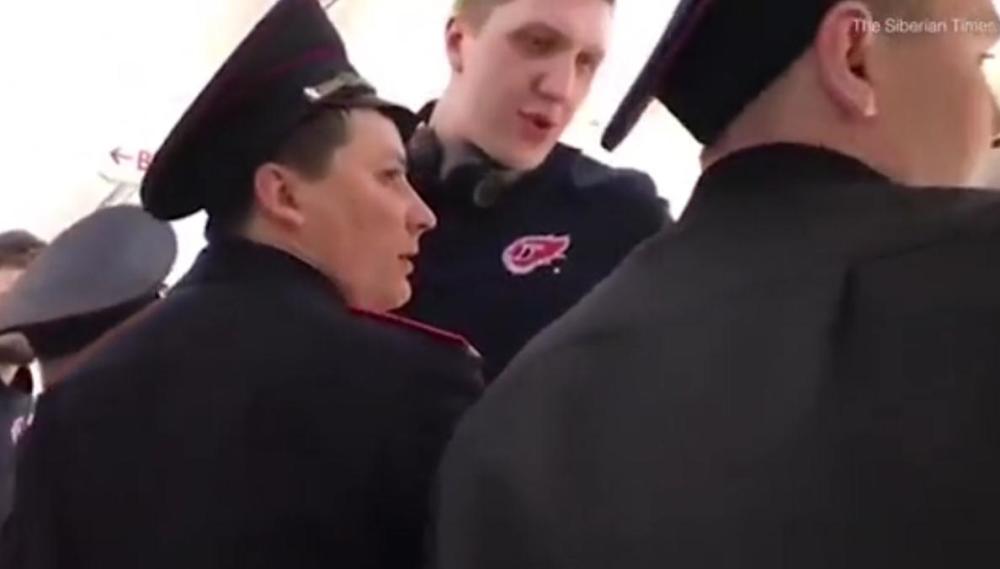 有大長(zhǎng)腿是我錯(cuò)咯？俄2.13米男子因長(zhǎng)腿被趕下飛機(jī)