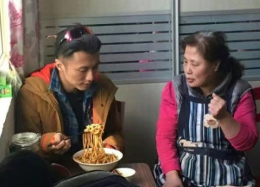 春游的節(jié)奏？謝霆鋒北京吃鹵煮炸醬面逛胡同