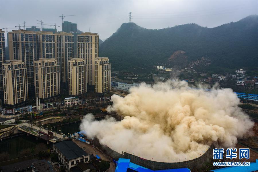 貴陽(yáng)發(fā)電廠1號(hào)冷卻塔成功爆破[組圖]