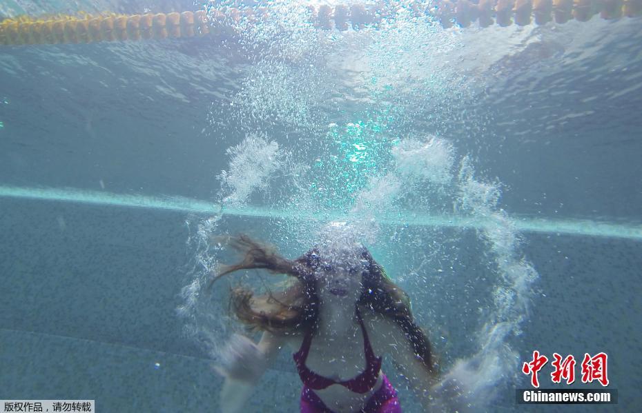 莫斯科開(kāi)設(shè)美人魚(yú)培訓(xùn)學(xué)校 水中展示曼妙身姿