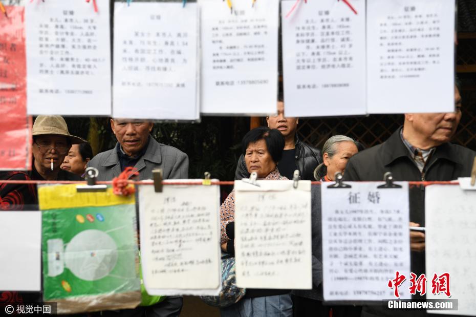南寧公園“相親角”場面火爆 家長為子女找對象(組圖)