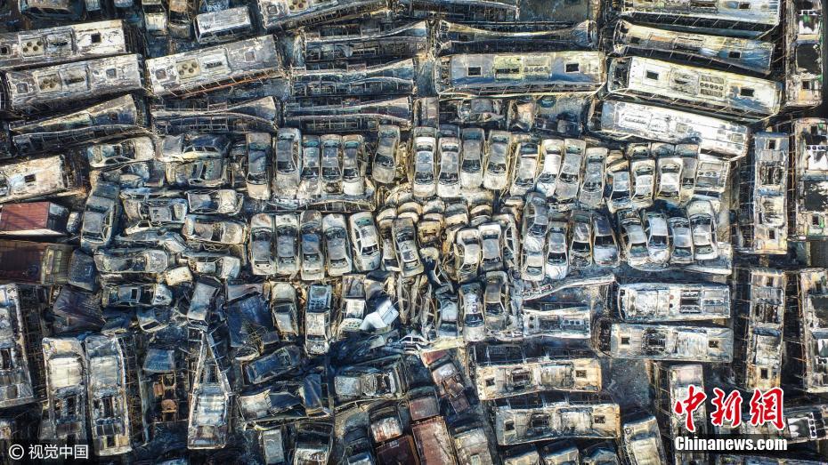 ?？?000多輛車一夜間被燒剩鐵架 場(chǎng)面觸目驚心