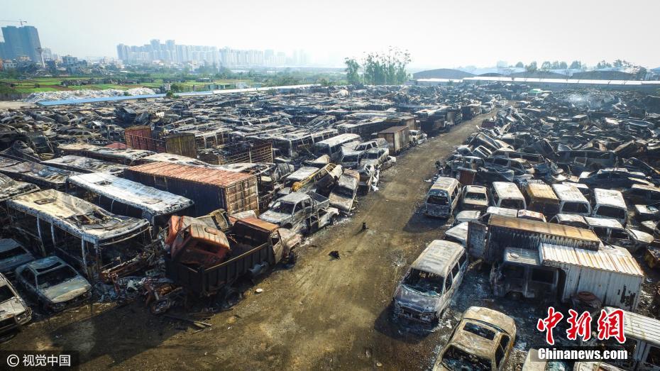 ?？?000多輛車一夜間被燒剩鐵架 場面觸目驚心