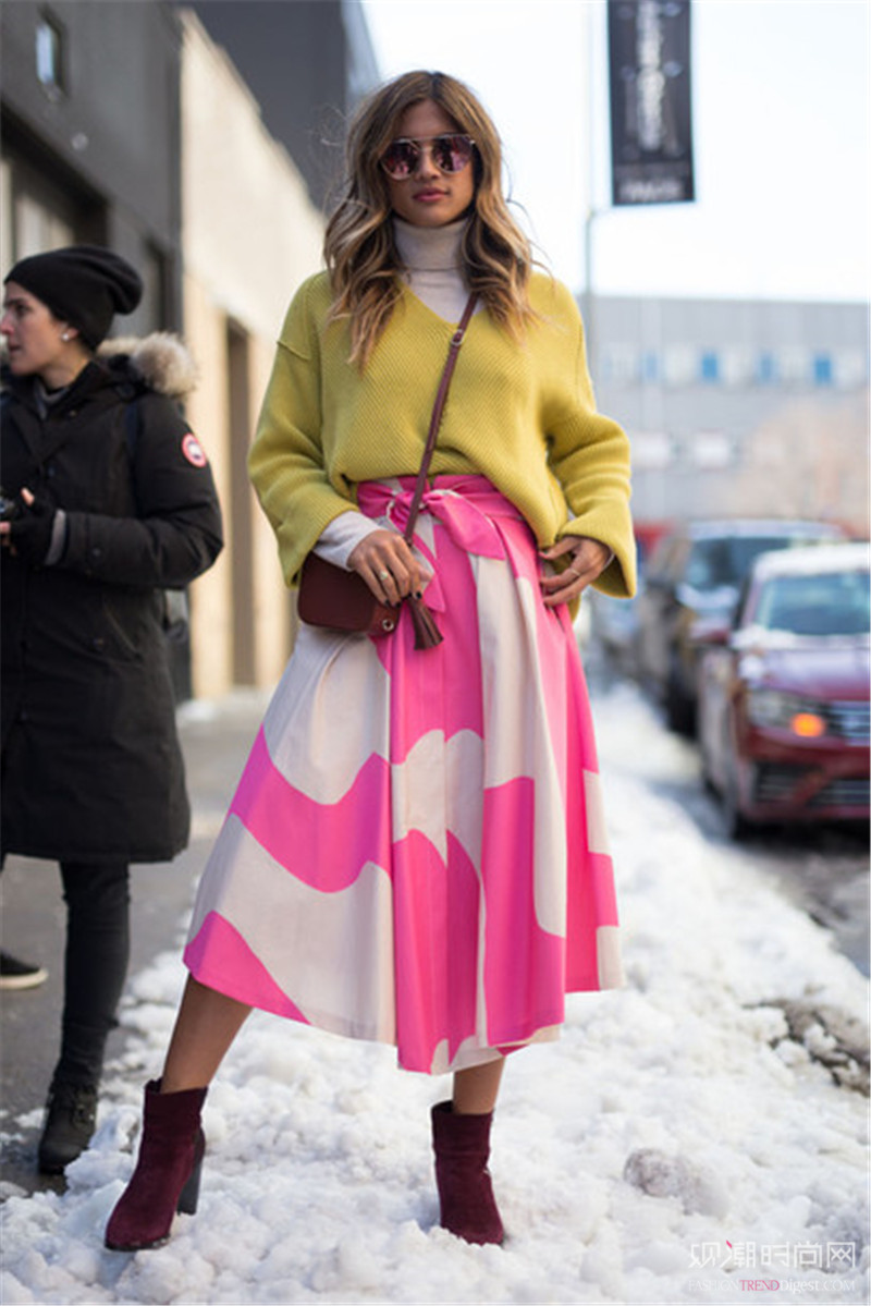 用一件毛衣輕松搞定春季時(shí)髦搭配