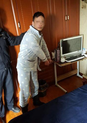 遭丈夫銬被逼網(wǎng)聊半年詐騙數(shù)十萬(wàn) 丈夫：網(wǎng)友自愿的