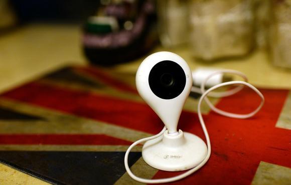 遭丈夫銬被逼網聊半年詐騙數(shù)十萬 丈夫：網友自愿的