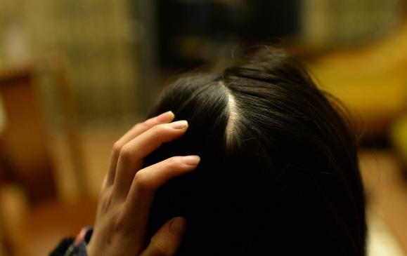 遭丈夫銬被逼網(wǎng)聊半年詐騙數(shù)十萬 丈夫：網(wǎng)友自愿的