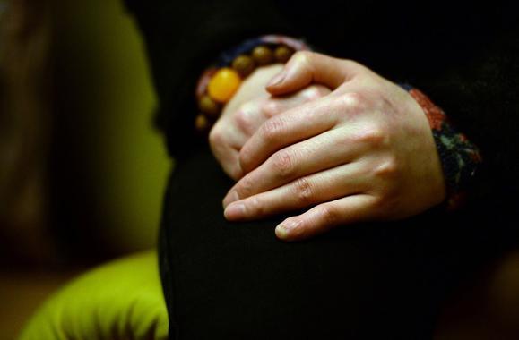 遭丈夫銬被逼網(wǎng)聊半年詐騙數(shù)十萬(wàn) 丈夫：網(wǎng)友自愿的