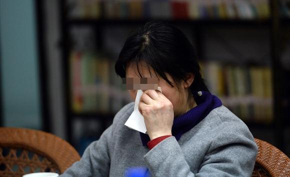 遭丈夫銬被逼網聊半年詐騙數十萬 丈夫：網友自愿的