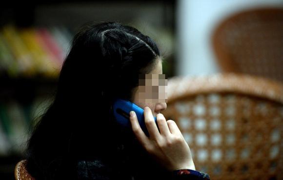 遭丈夫銬被逼網(wǎng)聊半年詐騙數(shù)十萬 丈夫：網(wǎng)友自愿的