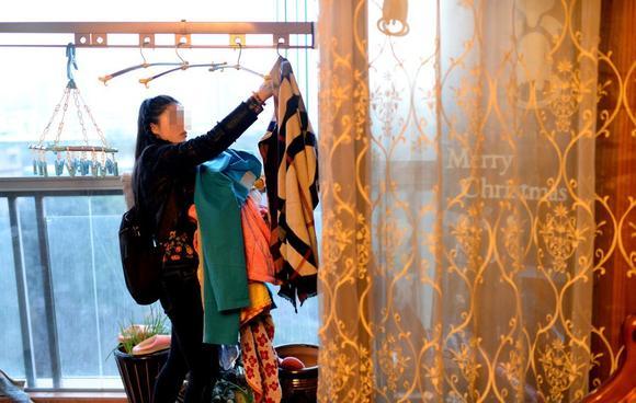 遭丈夫銬被逼網(wǎng)聊半年詐騙數(shù)十萬 丈夫：網(wǎng)友自愿的