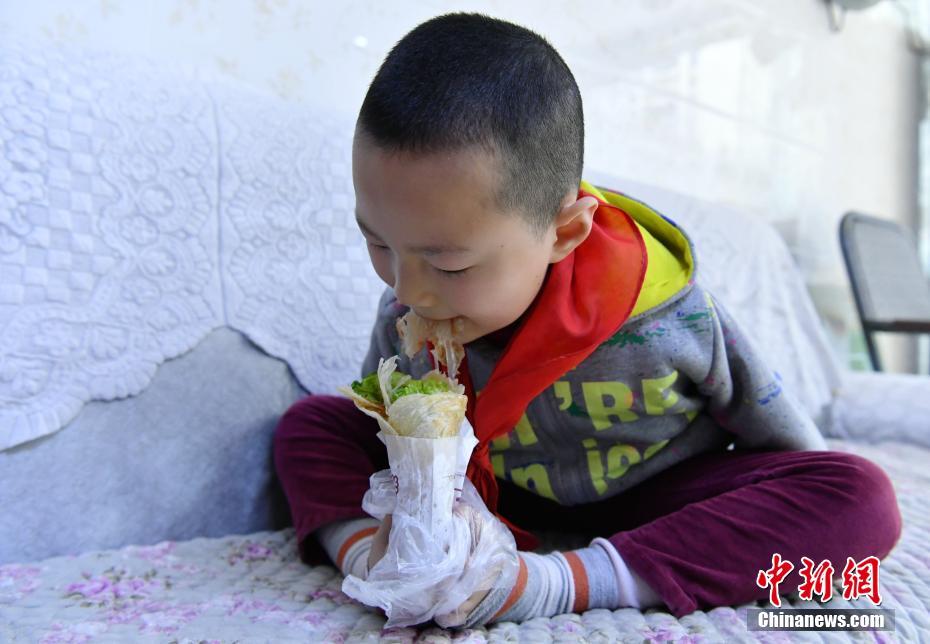 無臂男孩的快樂生活