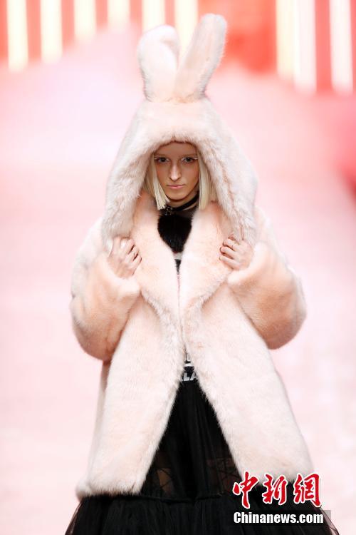 中國國際時(shí)裝周 迷幻秀場打造“時(shí)尚實(shí)驗(yàn)室”