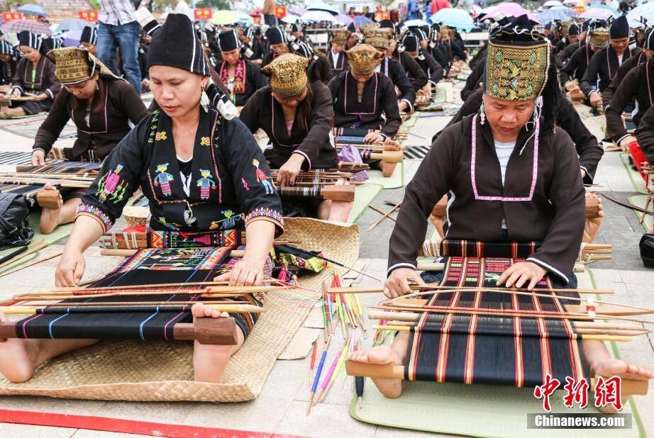 海南322人同時織錦 創“最多人同時織布”世界紀錄