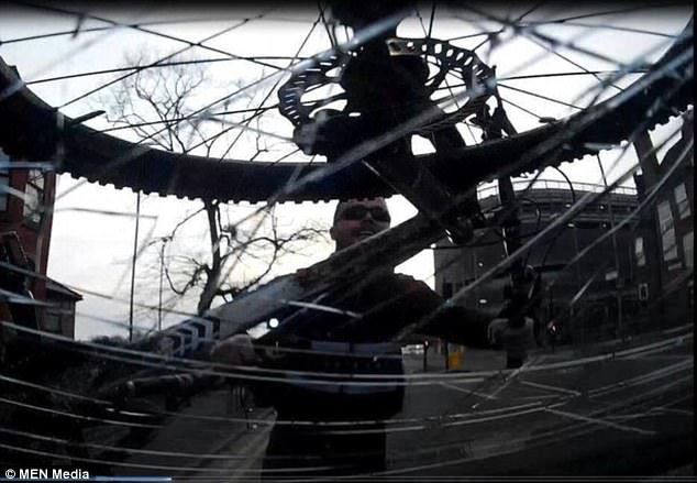 憤怒！因嫌占道他舉起自行車砸向汽車（圖）