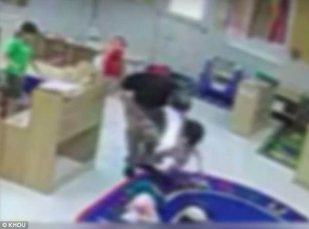 令人發(fā)指 幼兒園男老師居然這樣對孩子