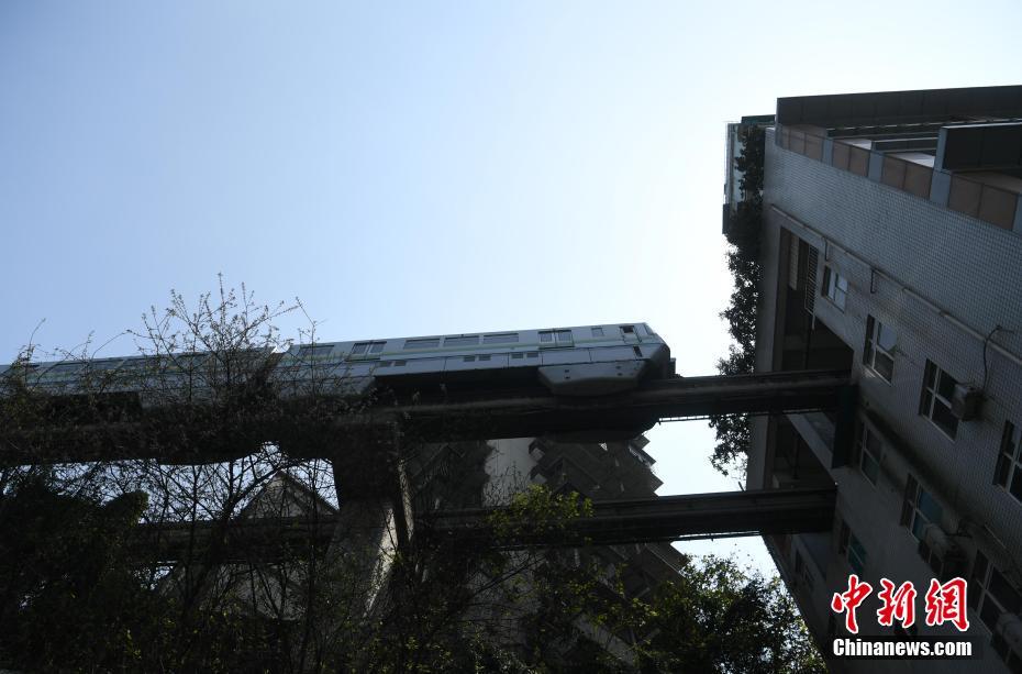 重慶輕軌穿樓而過(guò)成“網(wǎng)紅”