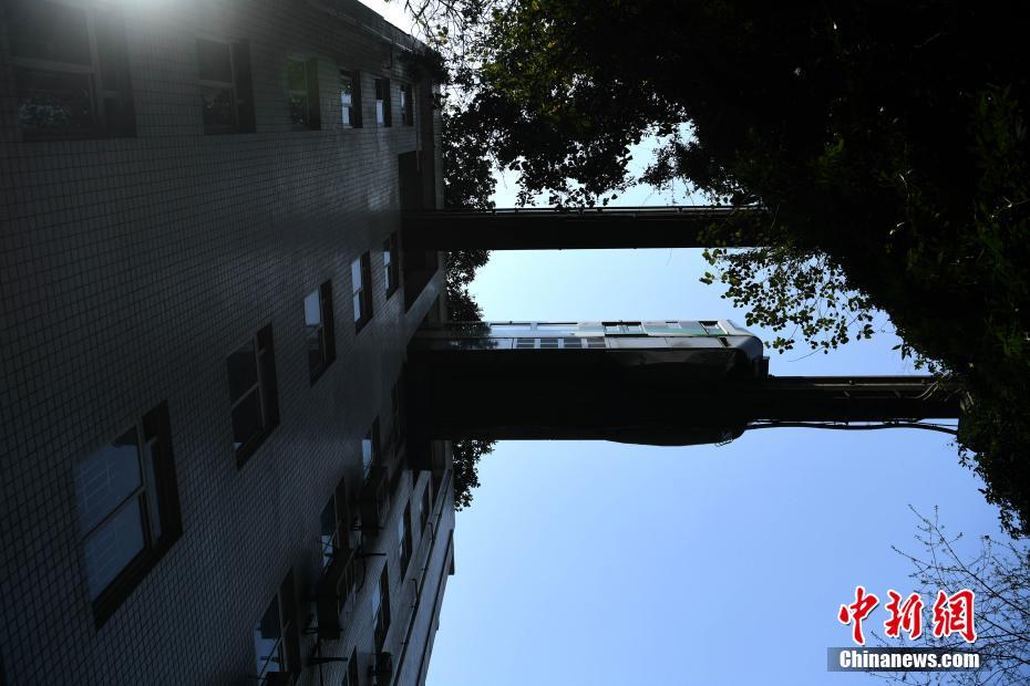 重慶輕軌穿樓而過成“網紅”