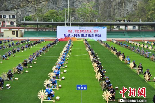 繡娘挑戰世界紀錄 331架紡線機整齊劃一(圖)