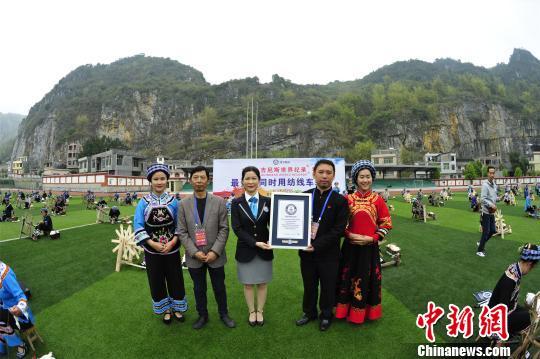 繡娘挑戰(zhàn)世界紀錄 331架紡線機整齊劃一(圖)