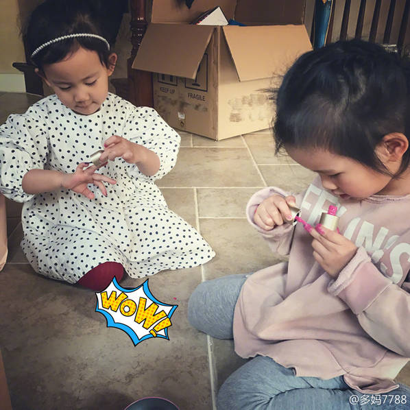 3歲就愛美！黃磊女兒多妹與小閨蜜結(jié)伴涂指甲油