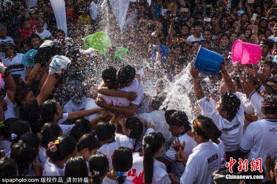 巴厘島慶祝接吻節 男女“濕吻”辣眼睛