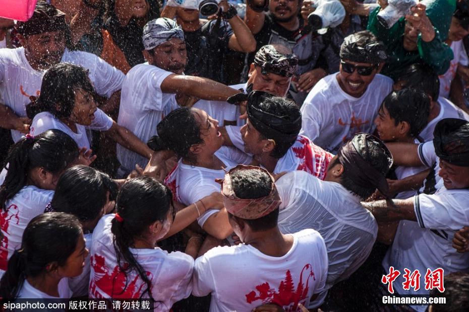 巴厘島慶祝接吻節(jié) 男女“濕吻”辣眼睛