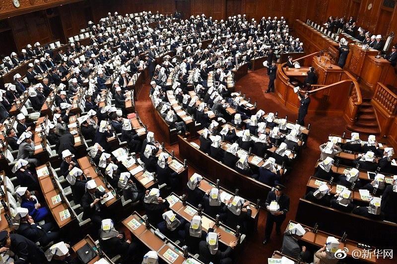 日本高官集體戴頭盔開會 原來是地震演練
