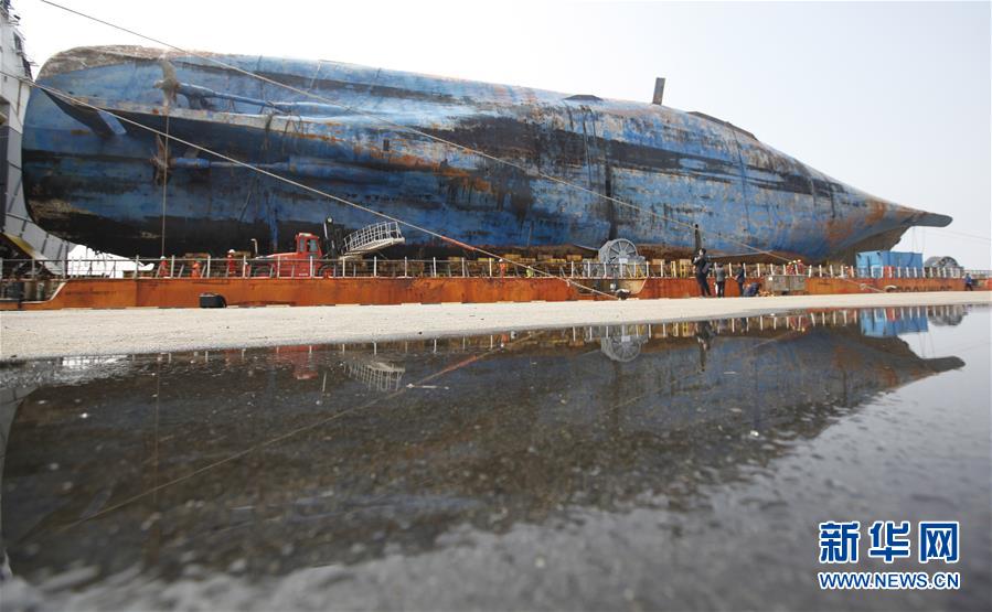 “世越號”抵岸 遇難者家屬悲痛萬分