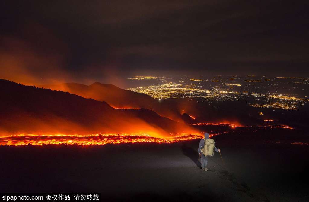 意大利埃特納火山爆發 巖漿流淌似“火河”