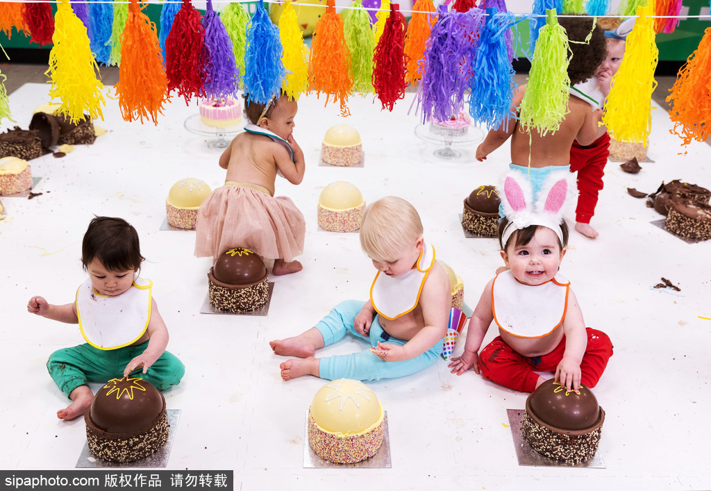 英國(guó)一超市舉行“砸蛋糕派對(duì)” 熊孩子們放飛自我開(kāi)砸慶生