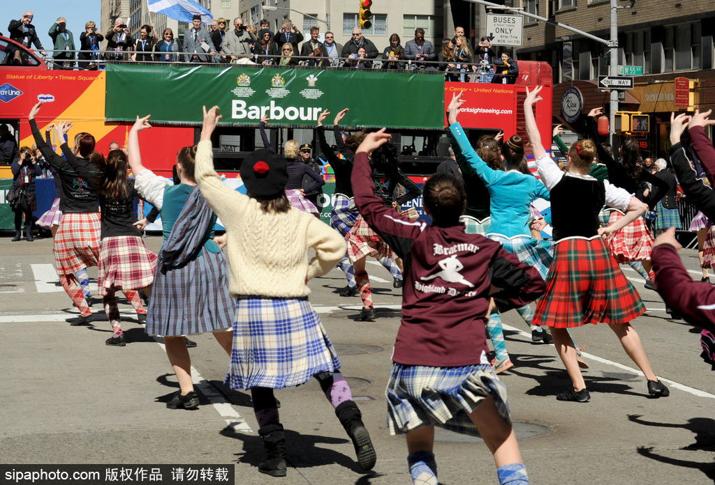 千名蘇格蘭人“占領”紐約街頭 美國格紋日大游行