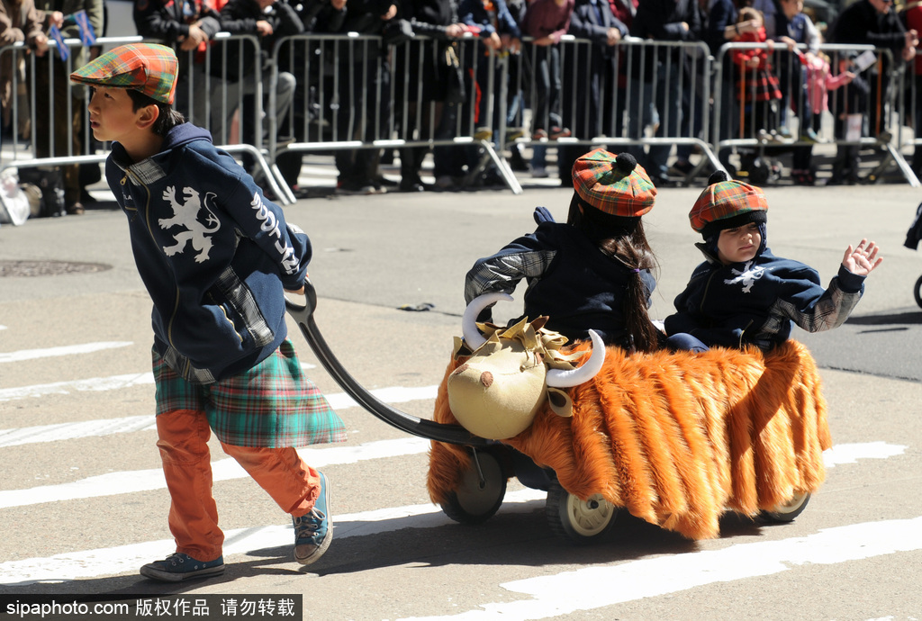千名蘇格蘭人“占領(lǐng)”紐約街頭 美國格紋日大游行