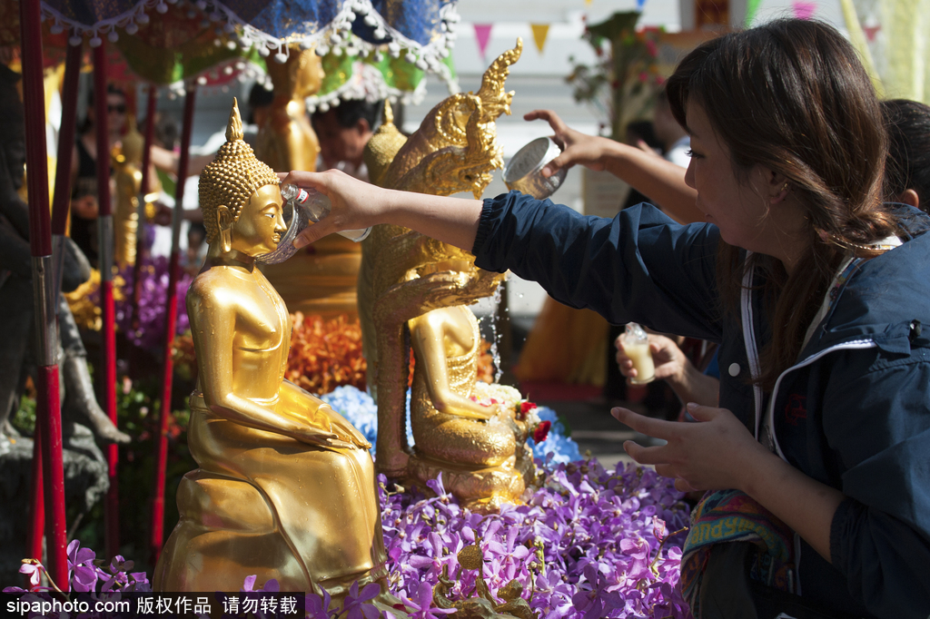 泰國曼谷潑水節狂歡 上演“濕身大戰”