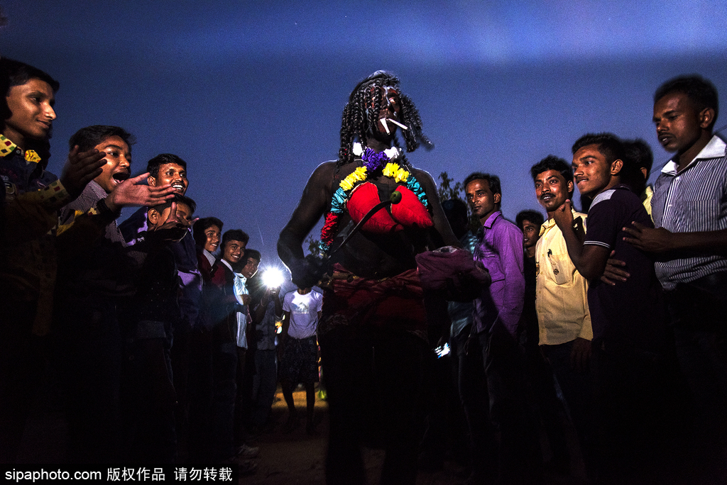 印度恐怖習俗！賈函節印度教徒墳墓掘頭骨攜帶游行